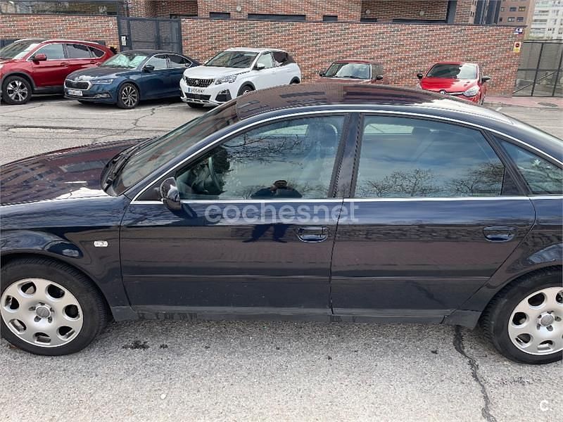 Usado Audi A6 130 CV (95 kW) 2001 Azul Berlina