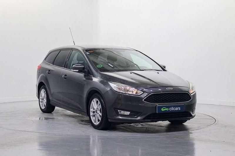 Usado Ford Focus Trend+ 120 CV (88 kW) 2017 Gris Familiar