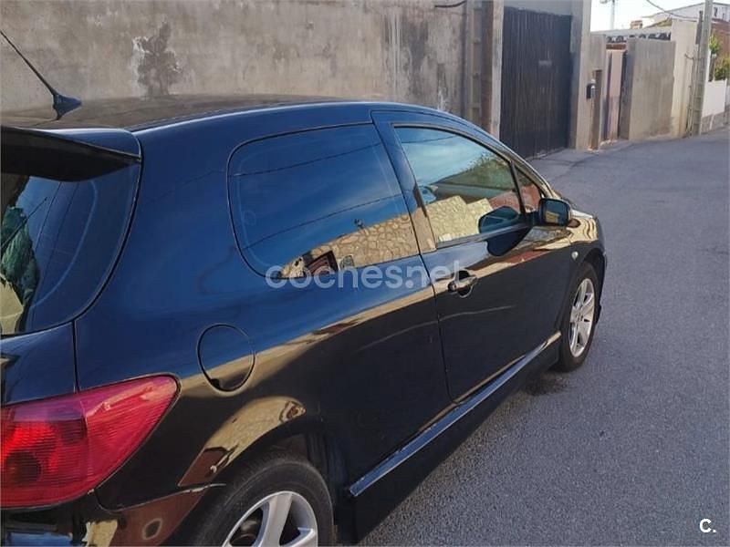Usado Peugeot 307 110 CV (80 kW) 2005 Negro Berlina