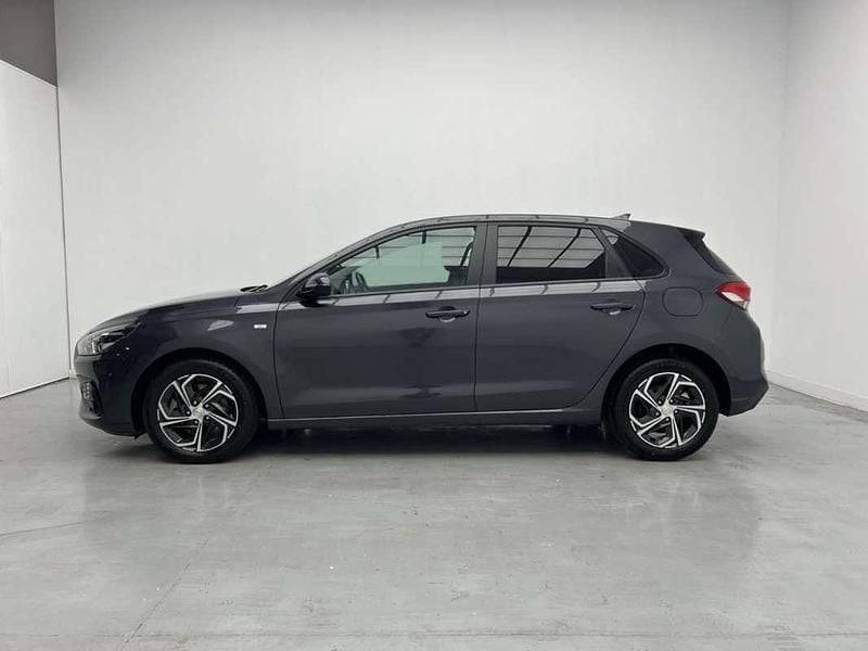 Usado Hyundai i30 120 CV (88 kW) 2021 Gris dark knight yg7 Berlina