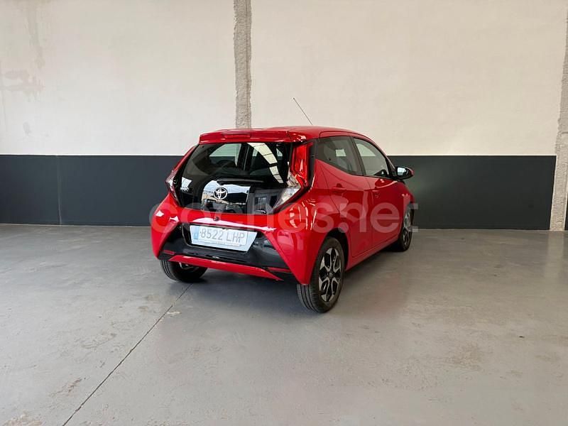 Usado Toyota Aygo X-cite 72 CV (52 kW) 2020 Rojo Utilitario