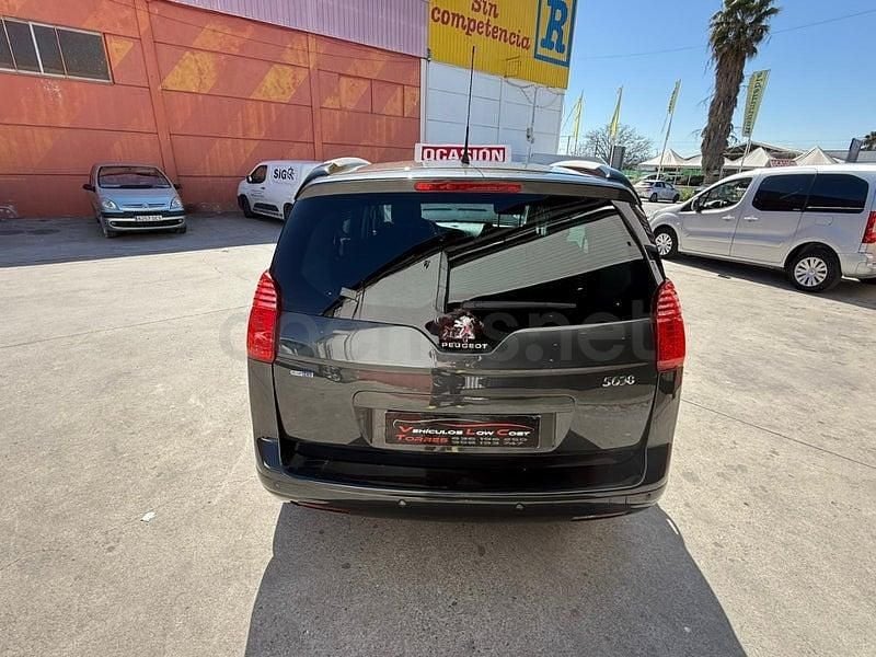 Usado Peugeot 5008 Active 120 CV (88 kW) 2016 Gris / plata Monovolumen