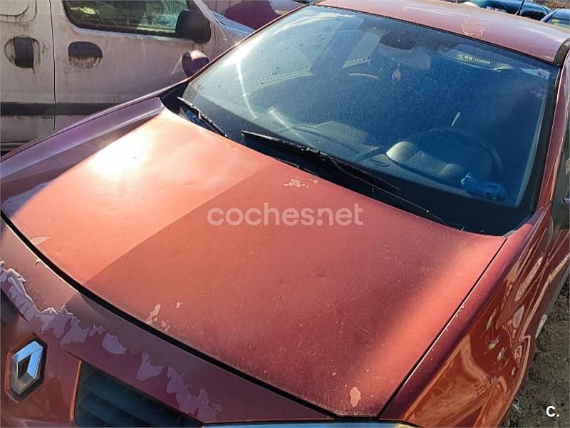 Usado Renault Mégane Dynamique 120 CV (88 kW) 2002 Granate Berlina