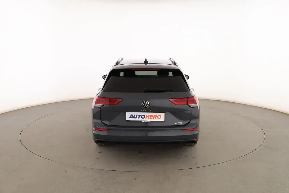 Usado VW Golf VIII Life 110 CV (80 kW) 2021 Gris Familiar