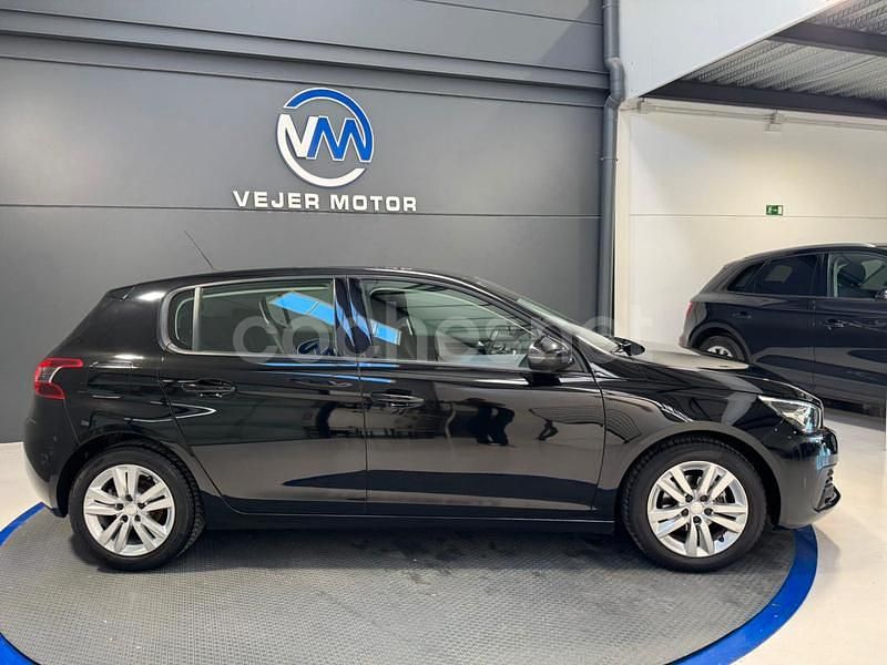 Usado Peugeot 308 Access 100 CV (73 kW) 2019 Negro Berlina