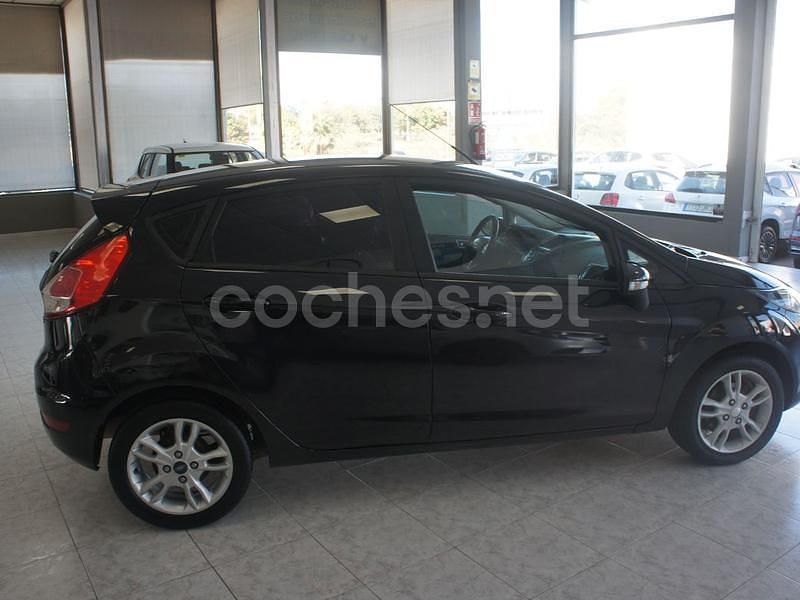 Usado Ford Fiesta Trend 82 CV (60 kW) 2015 Negro Utilitario