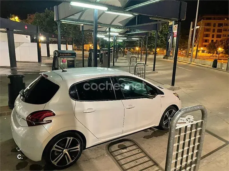 Usado Peugeot 208 GT-line 100 CV (73 kW) 2016 Blanco Utilitario