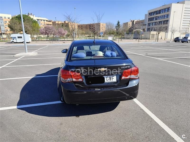 Usado Chevrolet Cruze LS 113 CV (83 kW) 2010 Negro Berlina
