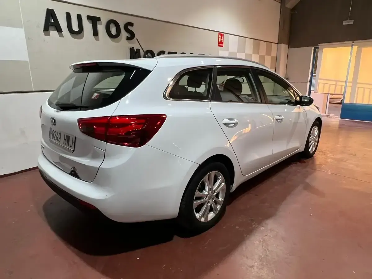 Usado Kia Ceed Sportswagon 128 CV (94 kW) 2014 Blanco Familiar