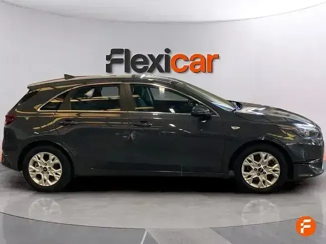 Usado Kia Ceed 136 CV (100 kW) 2023 Gris Utilitario