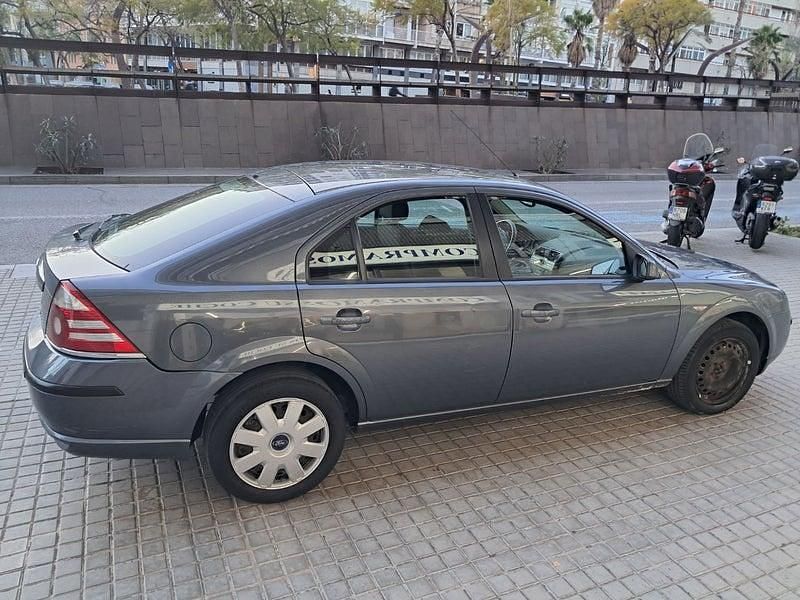Usado Ford Mondeo Ambiente 115 CV (84 kW) 2006 Gris / plata Berlina