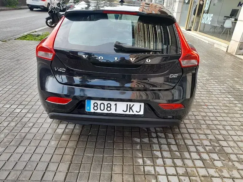 Usado Volvo V40 Kinetic 120 CV (88 kW) 2015 Negro Berlina