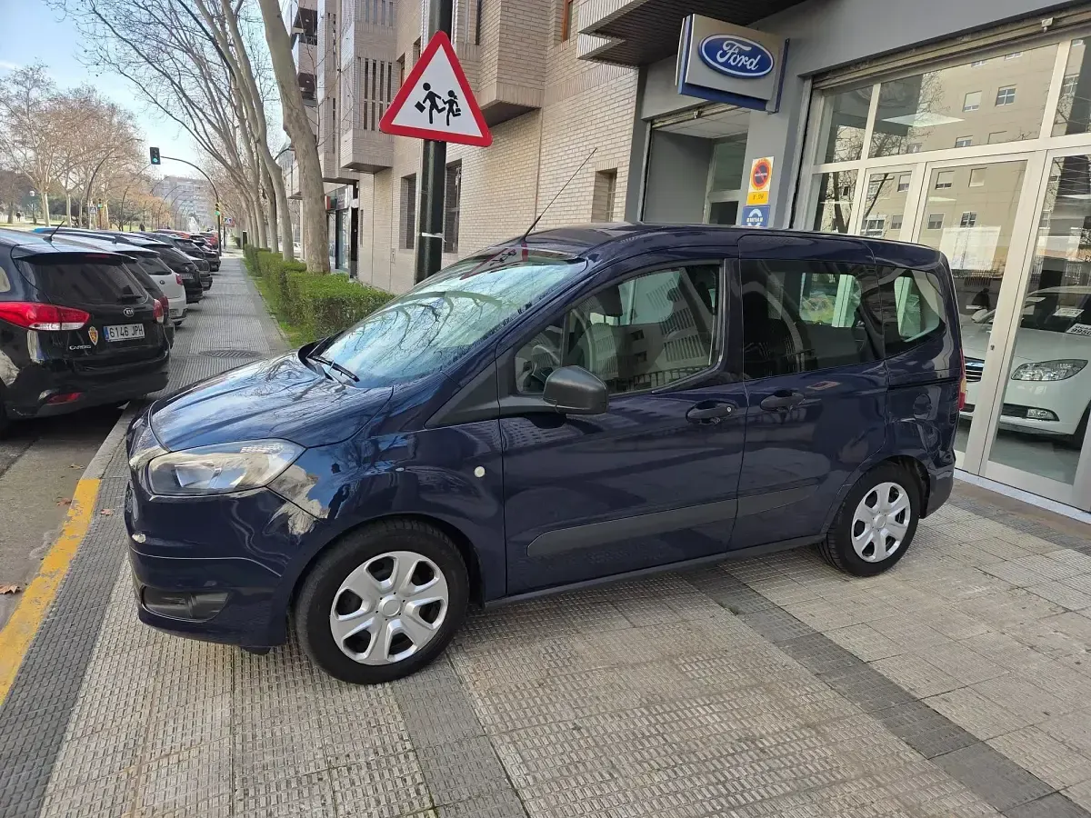 Usado Ford Tourneo Courier Ambiente 100 CV (73 kW) 2016 Azul Monovolumen