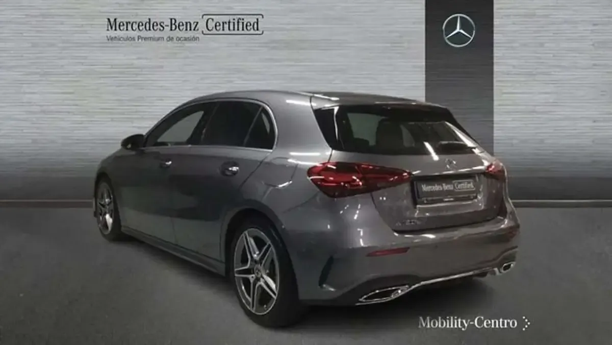 Usado Mercedes A180 109 CV (80 kW) 2024 Gris Utilitario
