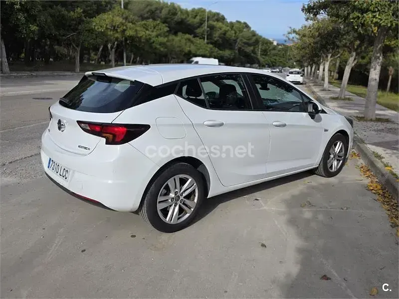 Używany Opel Astra Dynamic 110 KM (80 kW) 2019 Biały Sedan/Limuzyna