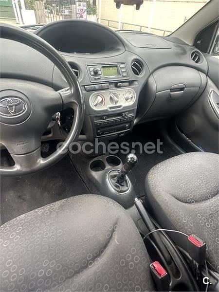 Usado Toyota Yaris Terra 75 CV (55 kW) 2003 Azul Berlina