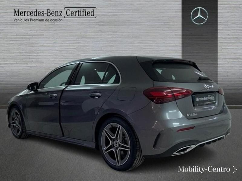 Usado Mercedes A180 AMG line 116 CV (85 kW) 2024 Gris montaña Utilitario
