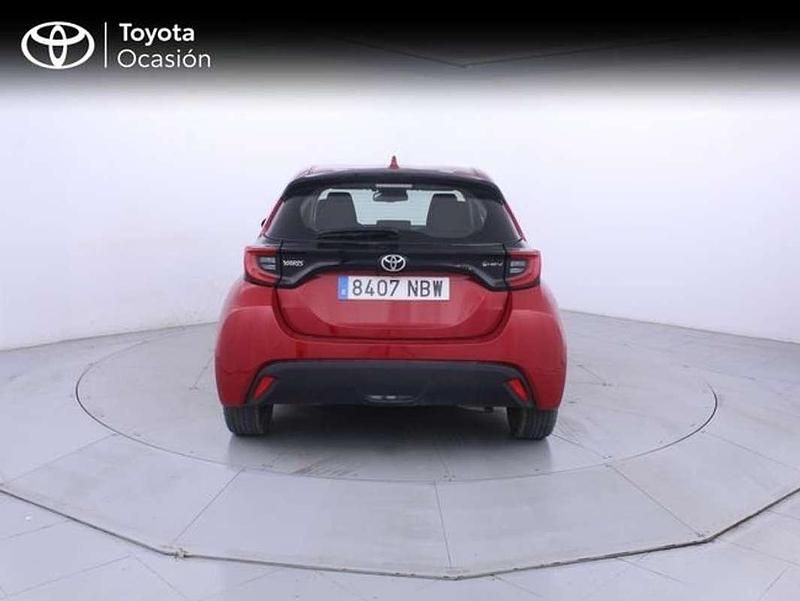 Usado Toyota Yaris Hybrid Active 116 CV (85 kW) 2025 Rojo Utilitario