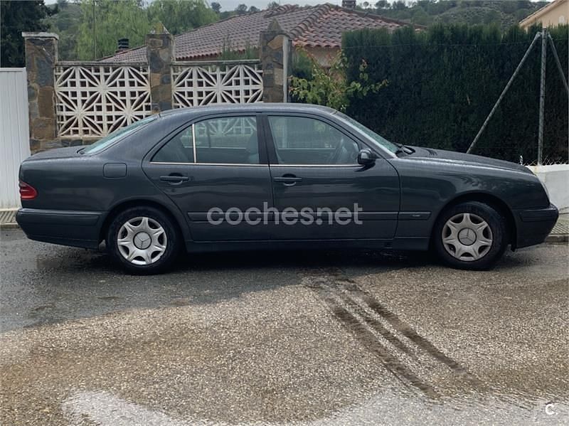 Usado Mercedes E220 Classic 125 CV (91 kW) 2000 Negro Berlina