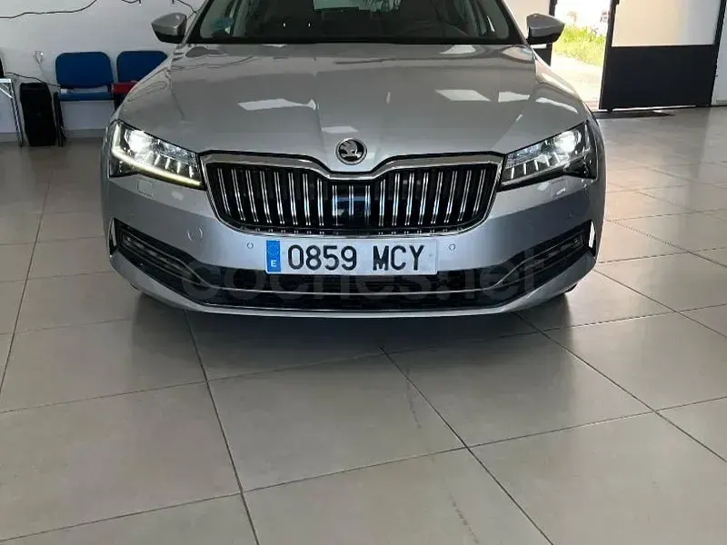 Usado Skoda Superb Active 150 CV (110 kW) 2022 Gris / plata Berlina