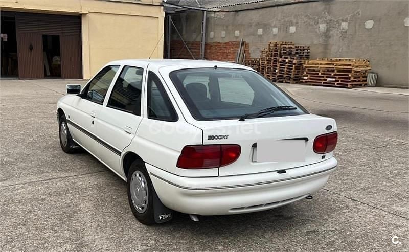 Blanco Usado 1994 Ford Escort Berlina | 2500 € - Imagen 1/4