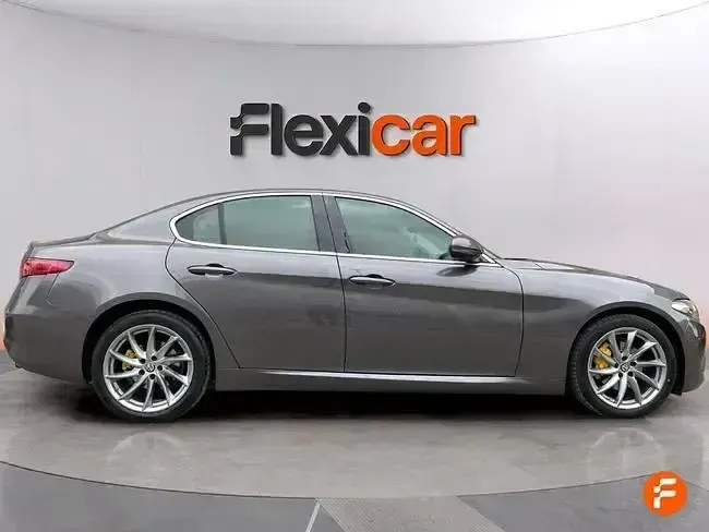 Begagnad Alfa Romeo Giulia Business 150 HK (110 kW) 2018 Grå Sedan