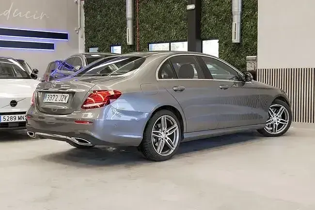 Usado Mercedes E220 194 CV (142 kW) 2016 Gris Berlina