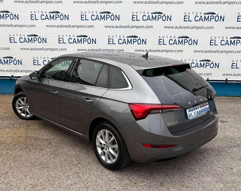 Usado Skoda Scala Ambition 110 CV (80 kW) 2022 Gris Utilitario