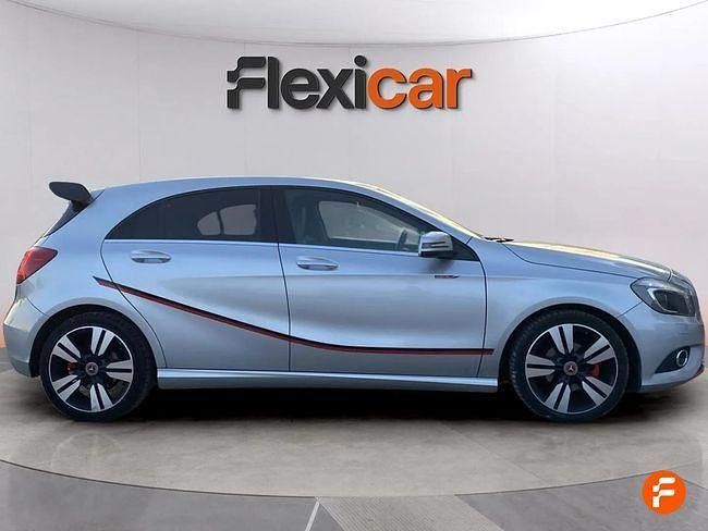 Usado Mercedes A180 AMG line 109 CV (80 kW) 2015 Gris