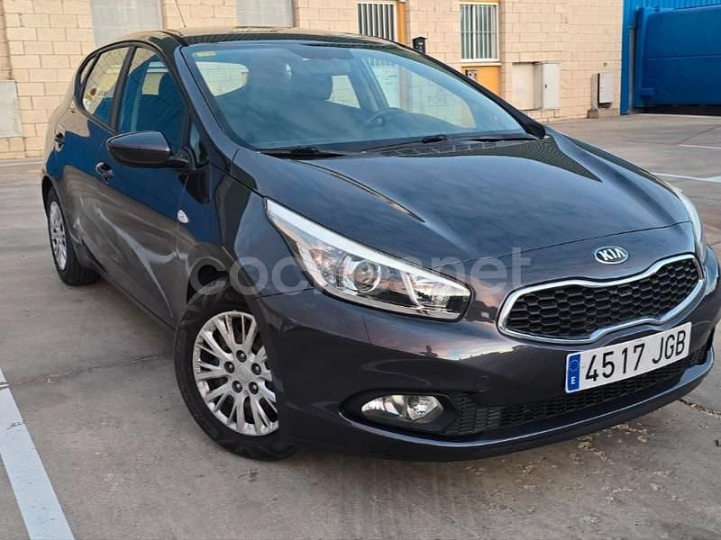 Gris / plata Usado 2016 Kia Ceed Utilitario | 7990 € (Precio justo) - Imagen 1/4
