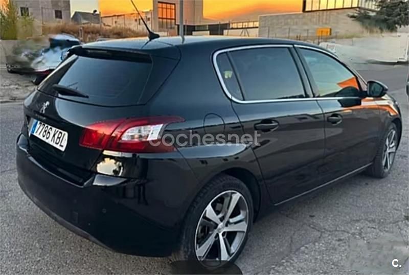 Usado Peugeot 308 Allure 120 CV (88 kW) 2017 Negro Berlina