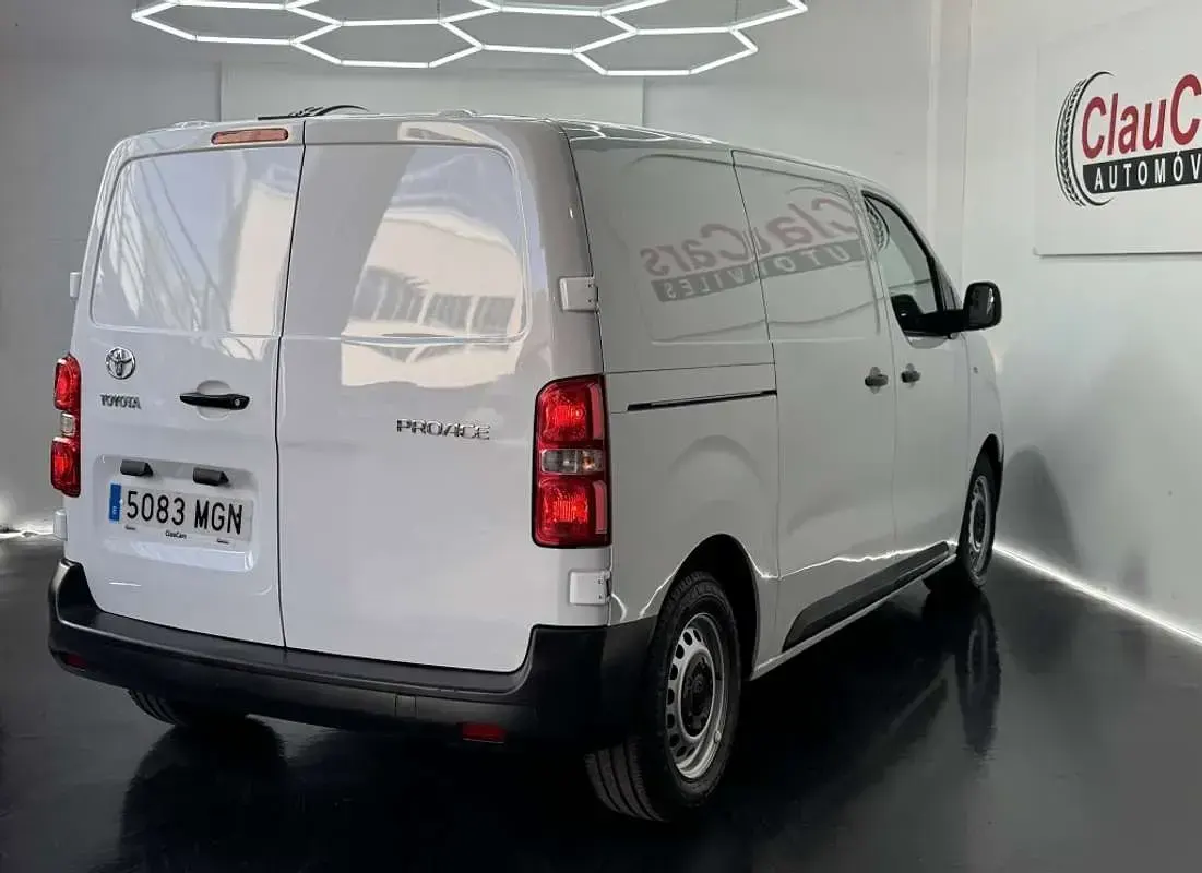 Usado Toyota Proace 101 CV (74 kW) 2023 Blanco Monovolumen