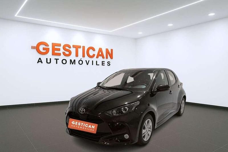 Negro Usado 2022 Toyota Yaris Hybrid Active Utilitario | 15.990 € (Super precio) - Imagen 1/4