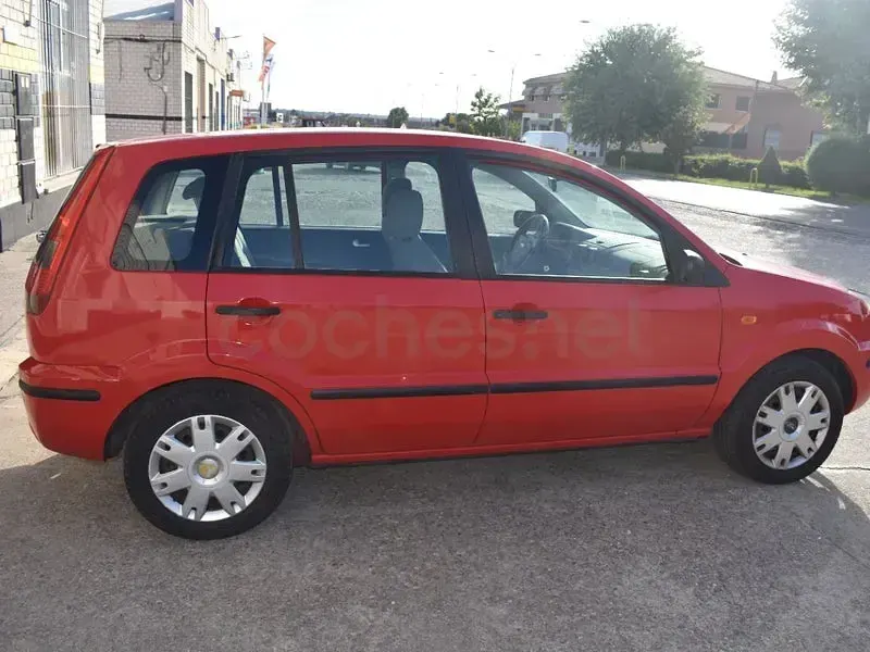 Usado Ford Fusion 100 CV (73 kW) 2003 Rojo Utilitario