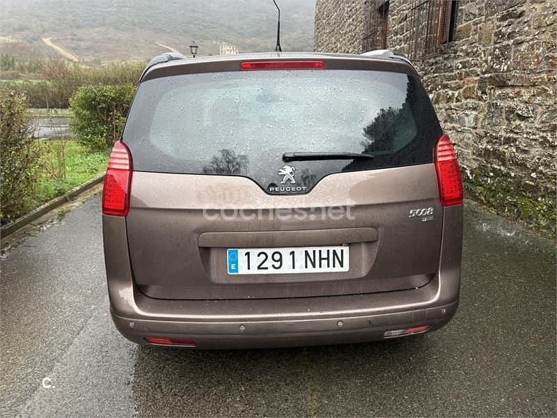Usado Peugeot 5008 Style 115 CV (84 kW) 2014 Marrón Monovolumen