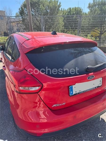 Usado Ford Focus Trend 125 CV (91 kW) 2015 Rojo Berlina