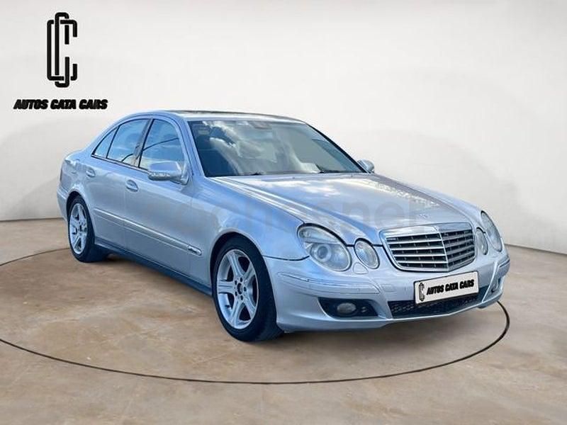 Usado Mercedes E220 Avantgarde 150 CV (110 kW) 2005 Gris / plata Berlina
