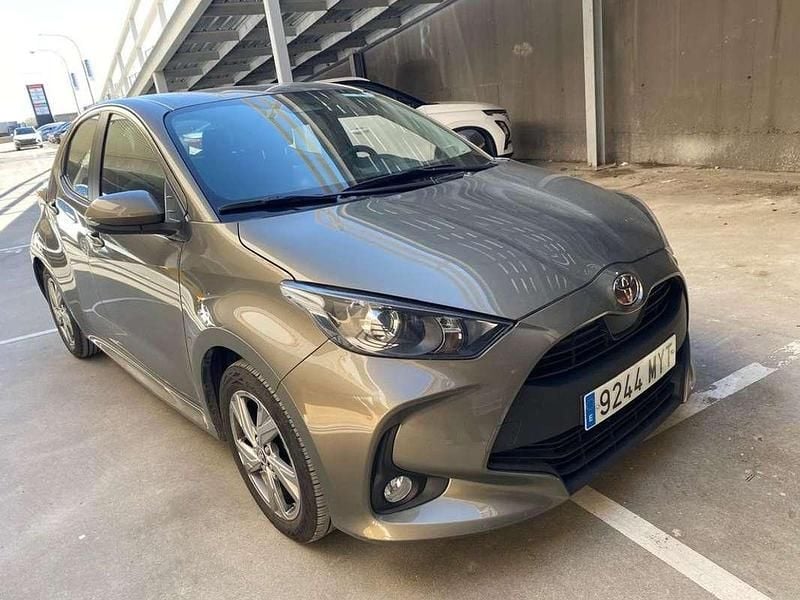 Usado Toyota Yaris Hybrid Active 116 CV (85 kW) 2025 Marrón Utilitario