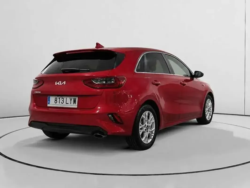Usado Kia Ceed 101 CV (74 kW) 2022 Rojo Utilitario