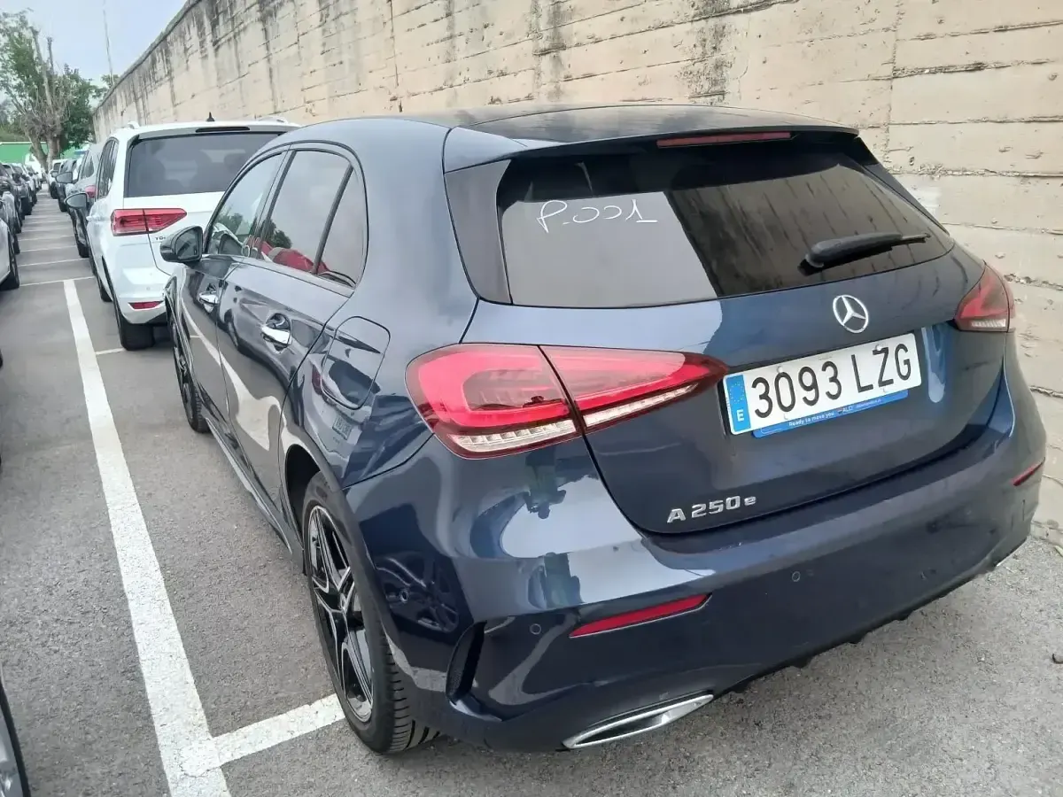 Usado Mercedes A250 218 CV (160 kW) 2022 Azul Utilitario