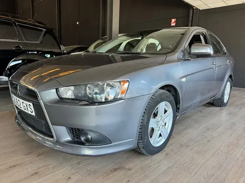 Usado Mitsubishi Lancer Sportback Invite 140 CV (102 kW) 2010 Gris / plata Berlina
