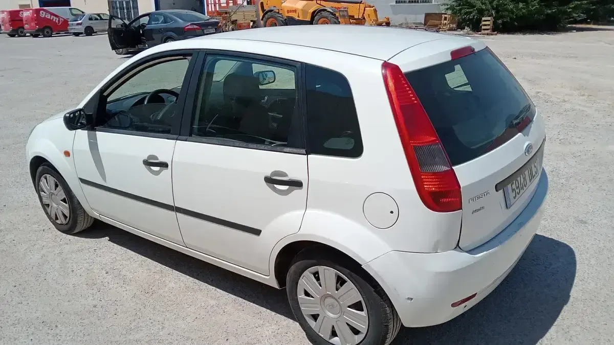 Usado Ford Fiesta Trend 68 CV (50 kW) 2006 Blanco Utilitario