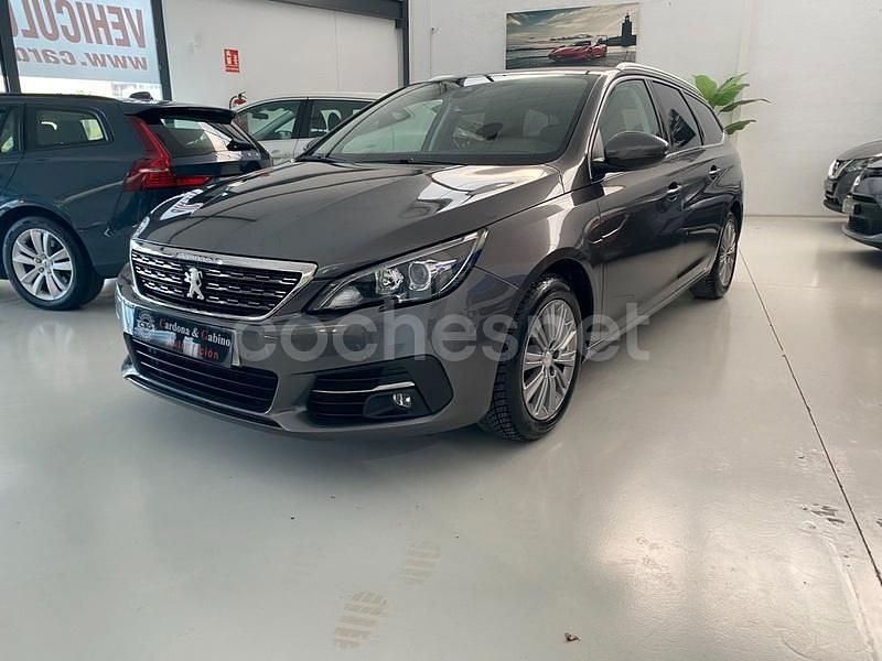 Usado Peugeot 308 SW Allure 130 CV (95 kW) 2021 Gris / plata Familiar