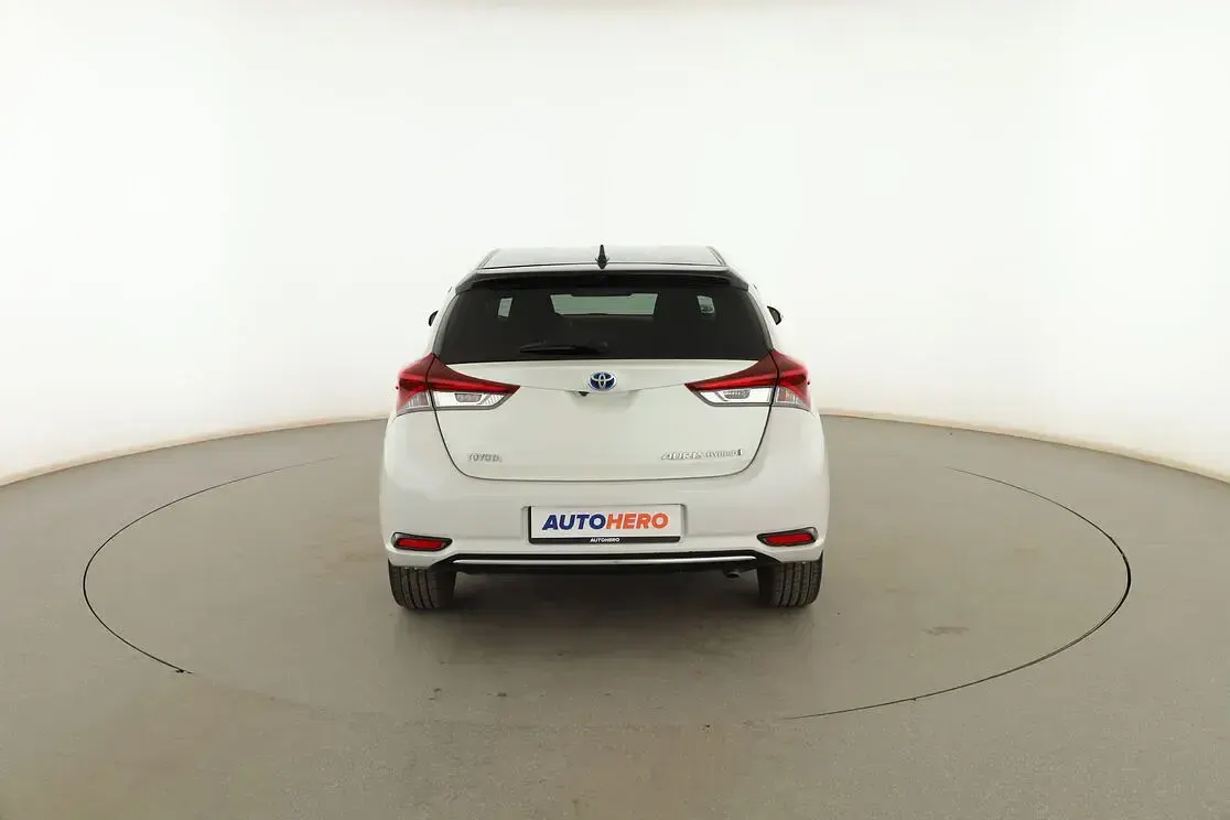 Usado Toyota Auris Hybrid Edition 136 CV (100 kW) 2017 Blanco Berlina