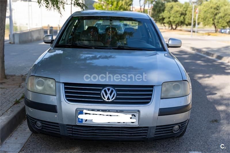 Gris / plata Usado 2001 VW Passat Highline Berlina | 2100 € (Precio justo) - Imagen 1/4