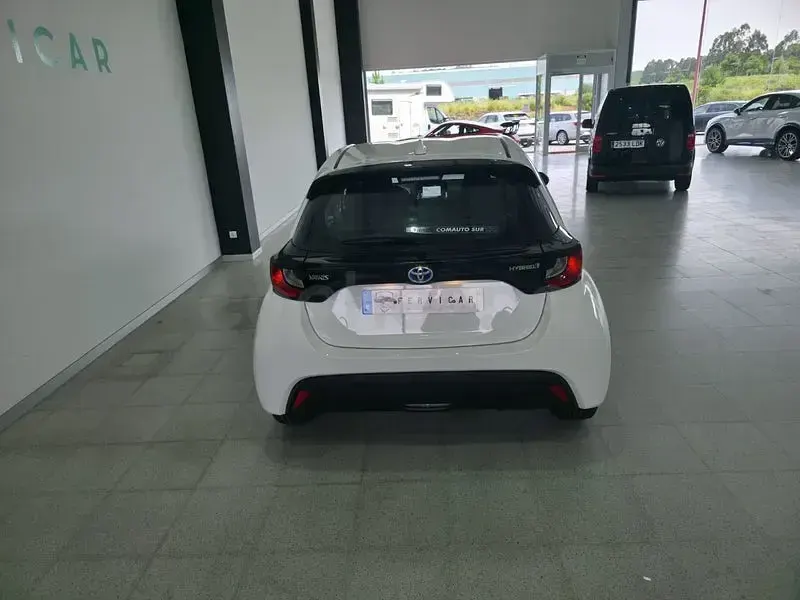 Usado Toyota Yaris Hybrid Active 116 CV (85 kW) 2021 Blanco Berlina