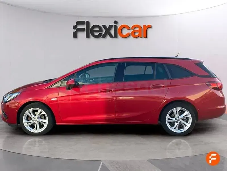 Usado Opel Astra Edition 110 CV (80 kW) 2020 Rojo Familiar