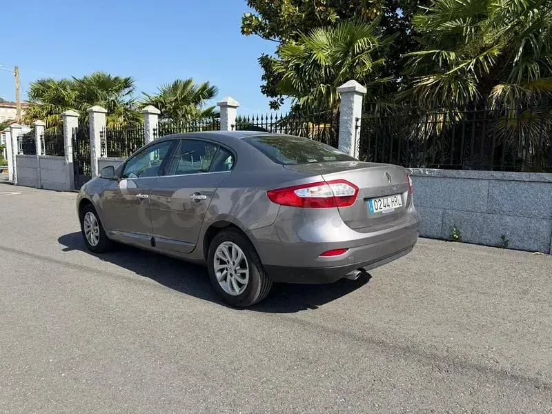Usado Renault Fluence Expression 110 CV (80 kW) 2014 Gris / plata Berlina