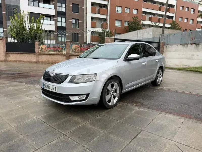 Usado Skoda Octavia Active 110 CV (80 kW) 2016 Gris / plata Familiar
