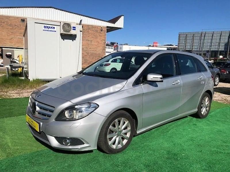 Usado Mercedes B180 122 CV (89 kW) 2013 Gris / plata Monovolumen